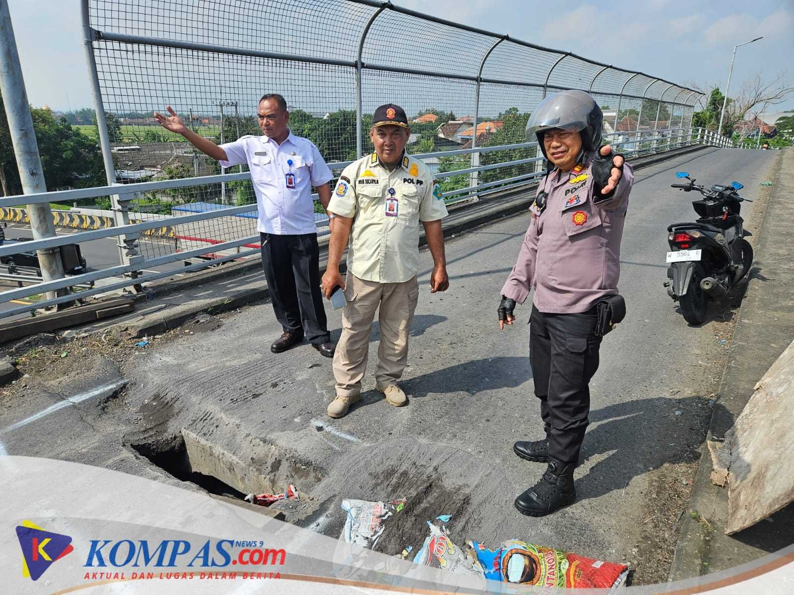 Wakapolsek Tanggulangin Bersama Satpol PP Sigap Tangani Jalan Berlubang di Fly Over Wates