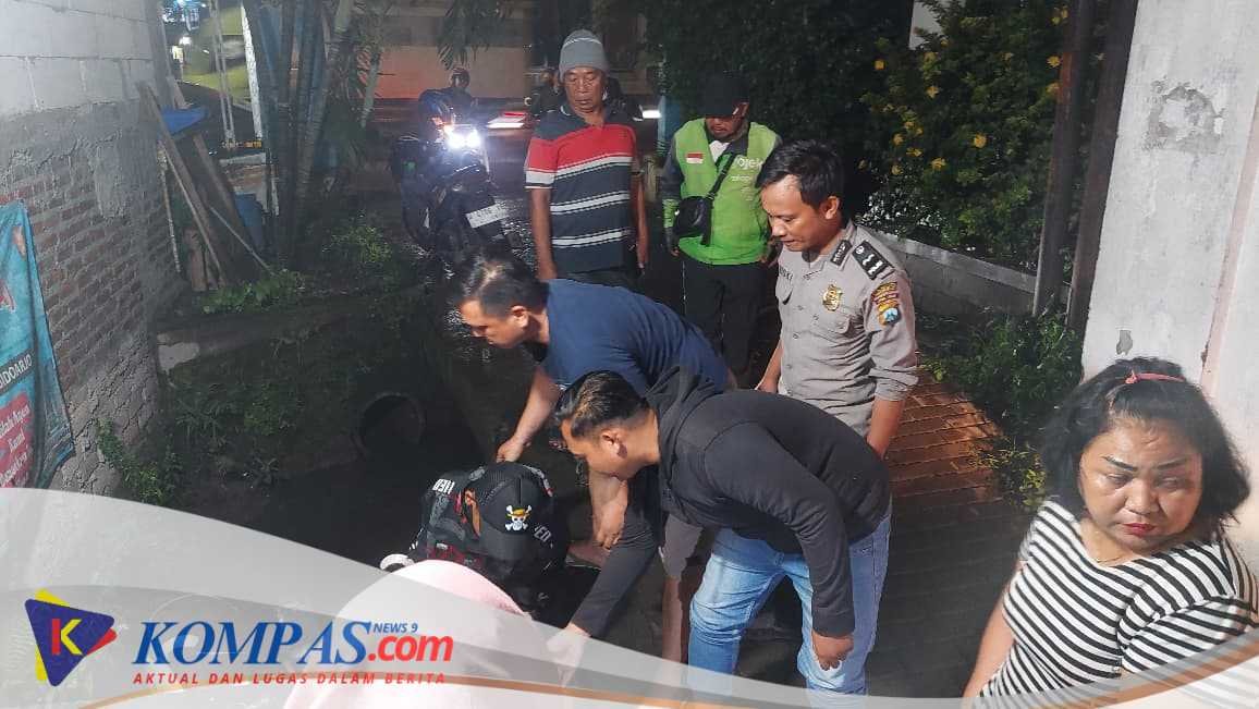 Respons Cepat Laporan Masyarakat, Polsek Gedangan Evakuasi Motor di Parit Desa Tebel