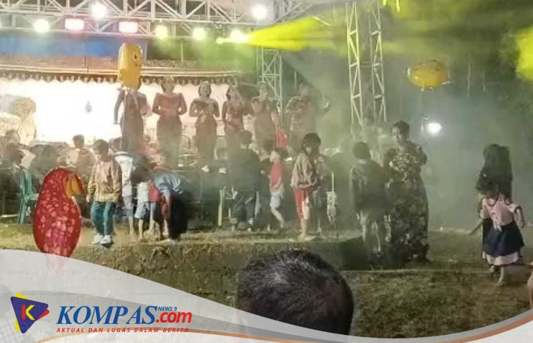 Puncak Ruwatan Desa Tempel Kecamatan Krian menggelar tradisi Campursari Dan wayang Kulit