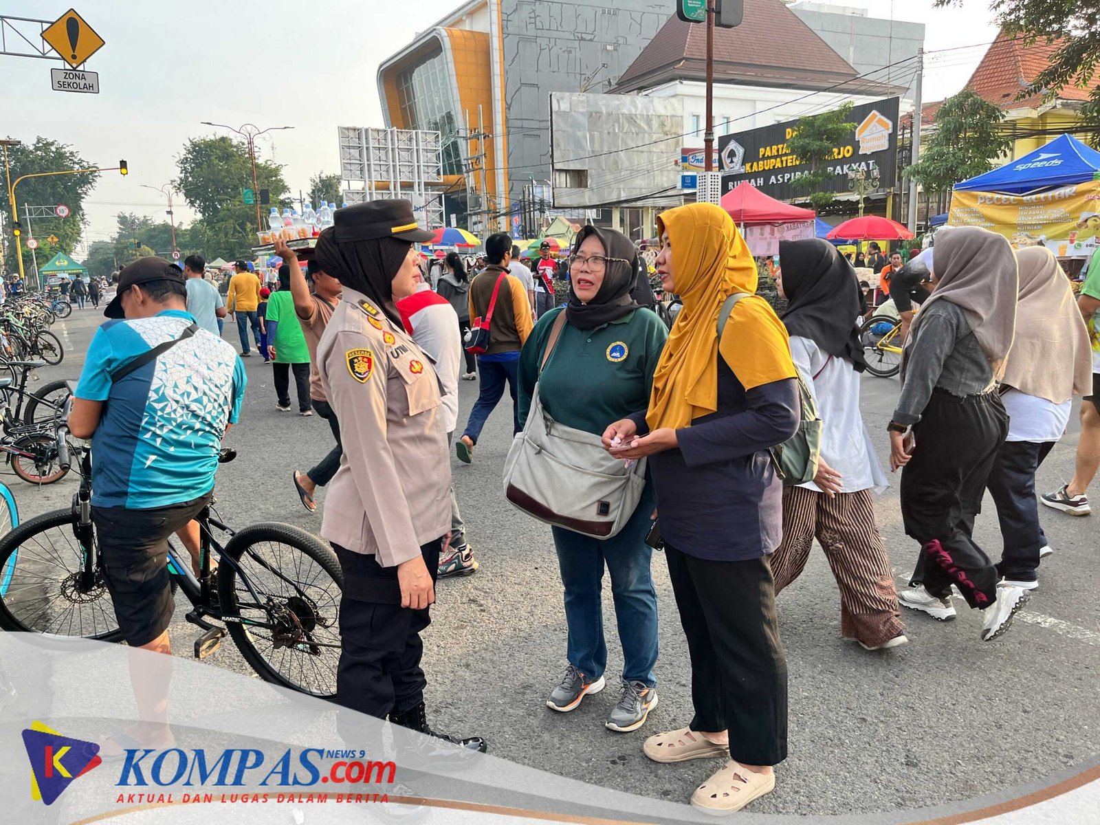 Polwan Polresta Sidoarjo Humanis Amankan Car Free Day Alun-alun Sidoarjo