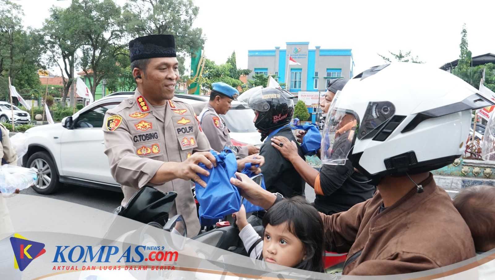 Polresta Sidoarjo bersama Anggta Bagikan Takjil untuk Masyarakat Di Seputaran TPI