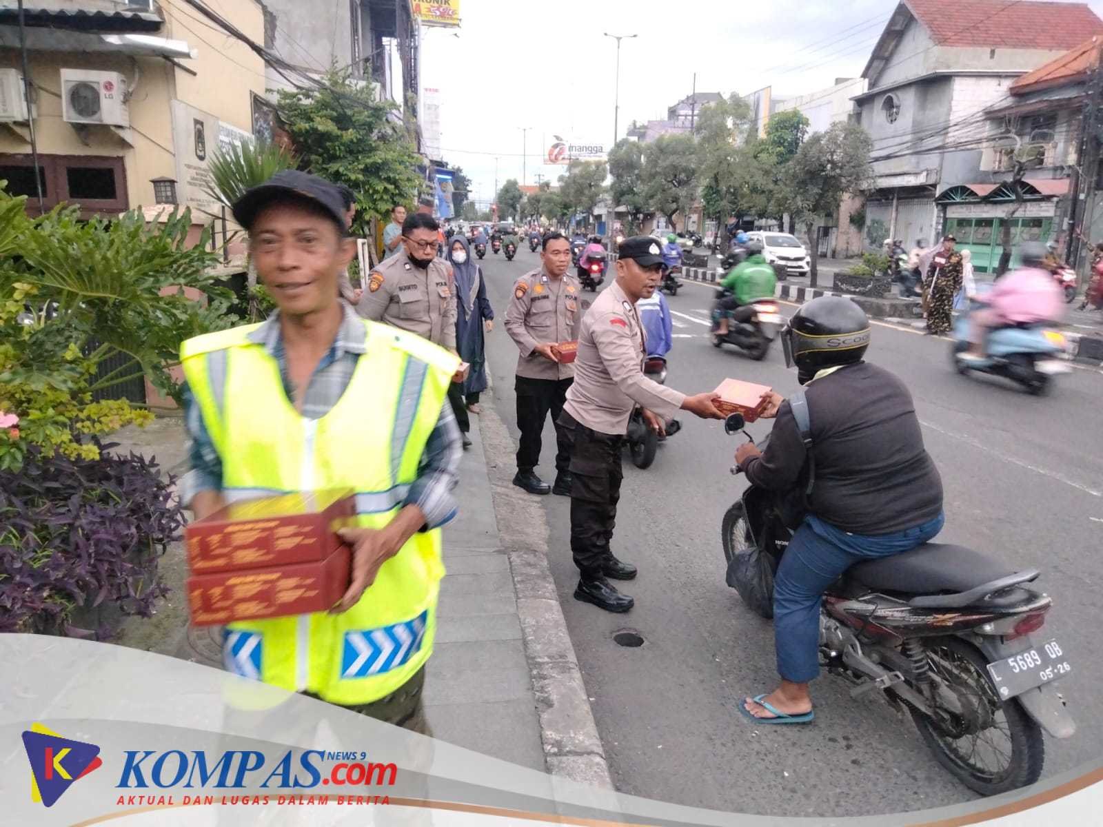 Polsek Gedangan Bersama Anggota Tebar Kebaikan, Bagikan Takjil untuk Masyarakat