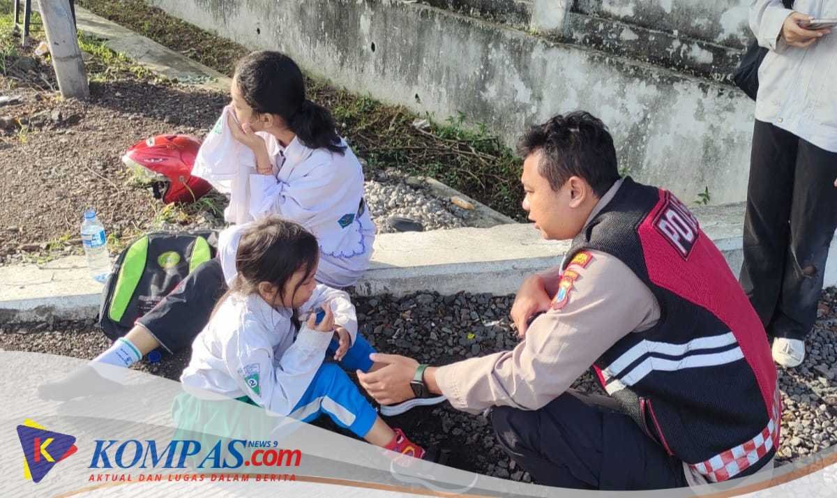 Anggota Samapta Polsek Buduran Polresta Sidoarjo Bantu Anak Sekolah Terjatuh di Jalan