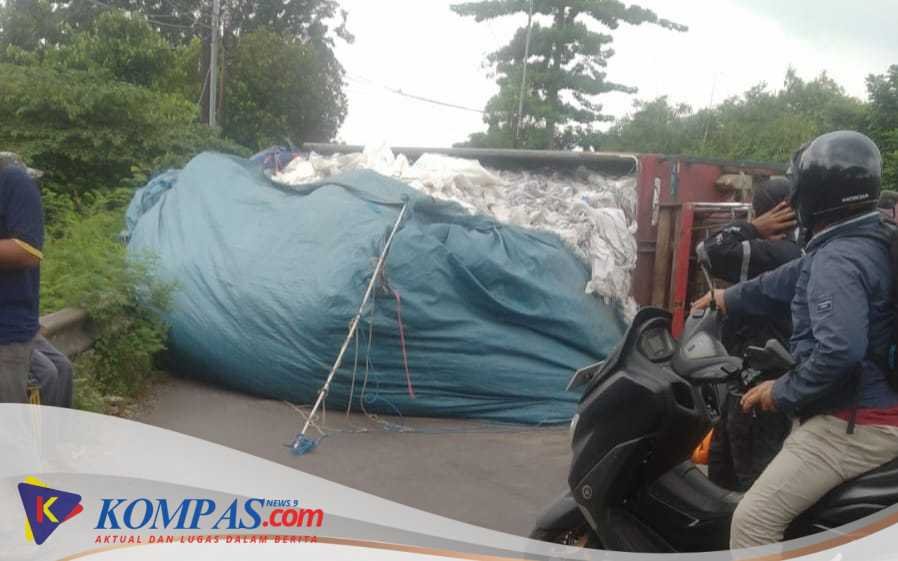Jalan Raya Masangan Kcamatan Sukodono Macet, Ada Laka Truk Bermuatan Karung Terguling 