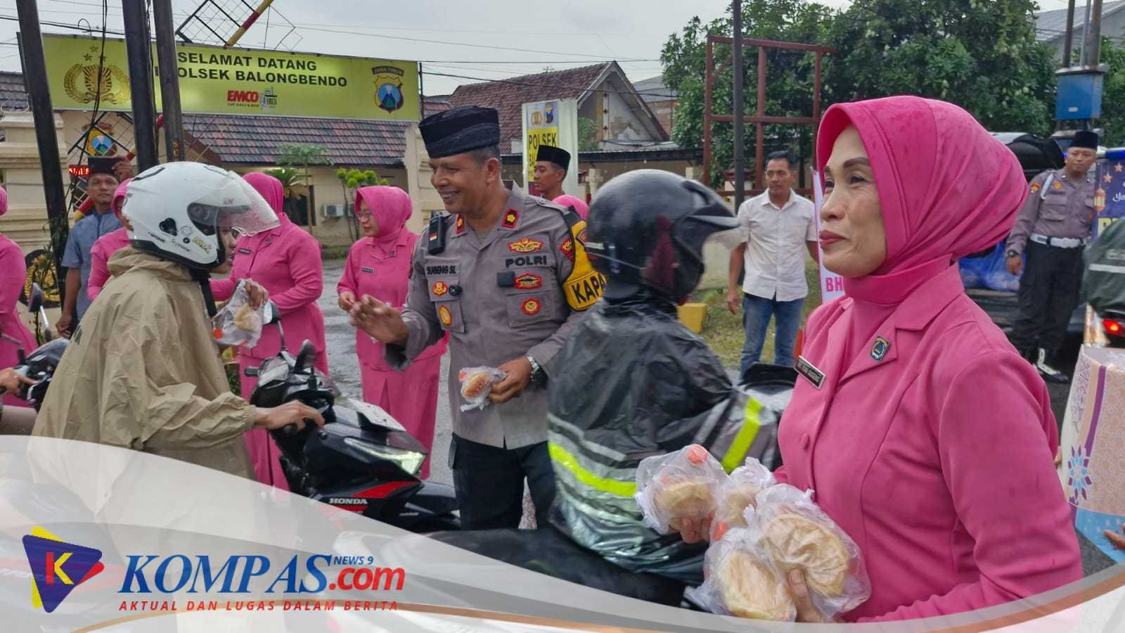Kegiatan Pembagian Takjil oleh Anggota Polsek Balongbendo bersama Bhayangkari