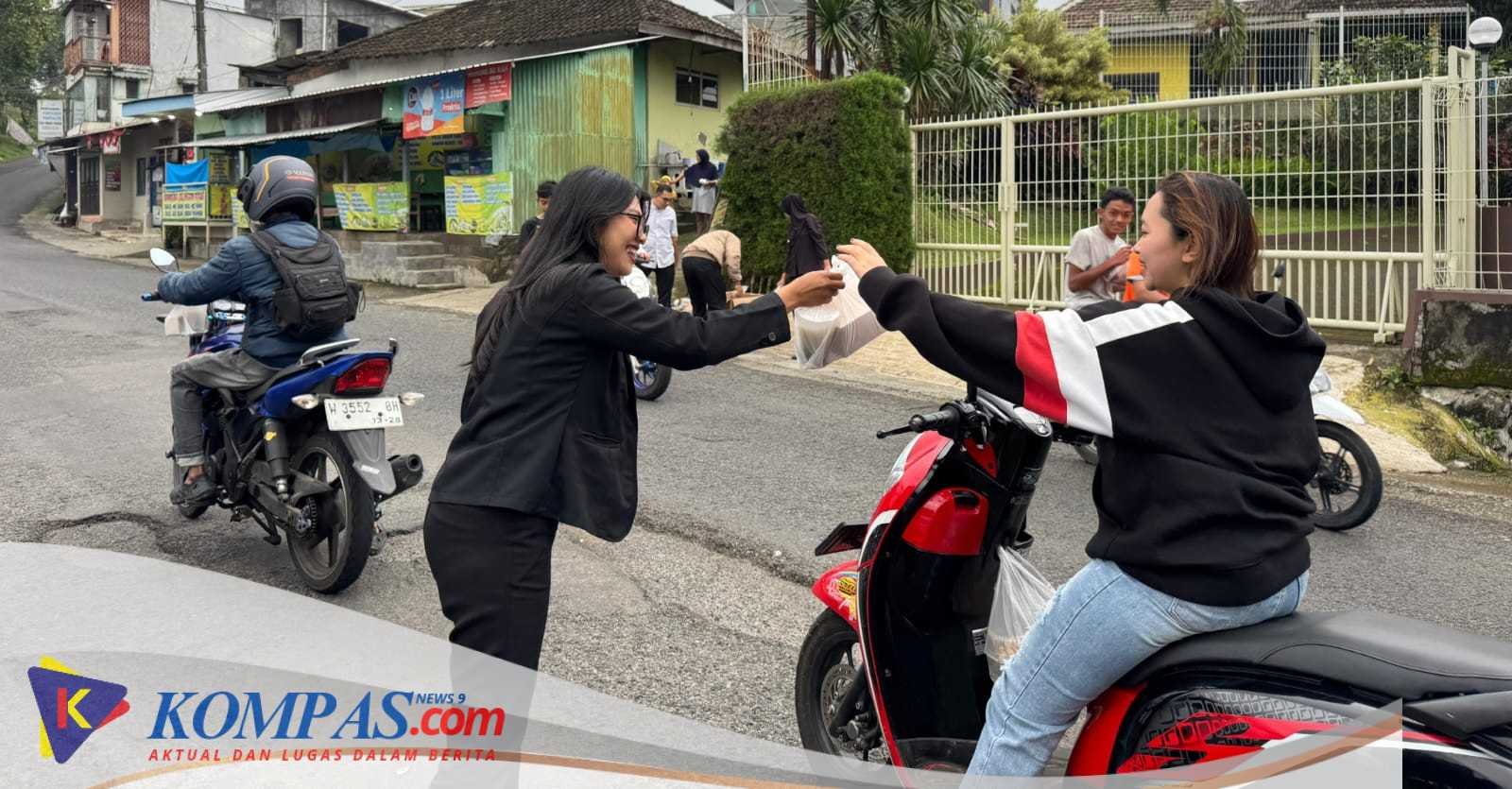 Hari ke 11 Puasa Grand Whiz Hotel Trawas Mojokerto Terus Gelar Aksi Berbagi Takjil di Depan Pimtu Masuk