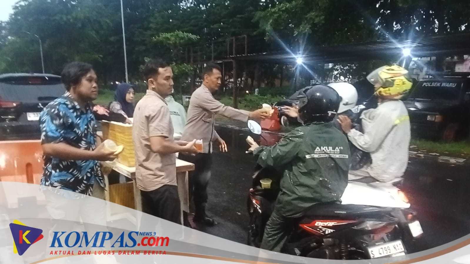 Kapolsek Waru polresta Sidoarjo Berbagi Takjil Pererat Silaturahmi dengan Masyarakat Penguna Jalan