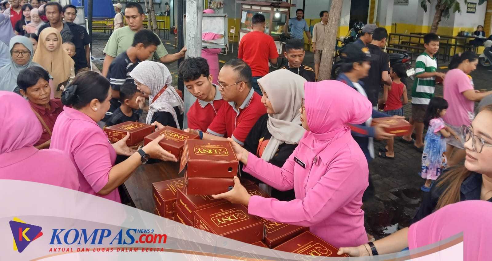 Polsek Gedangan Polresta Sidoarjo Bersama Bhayangkari Bagikan Ratusan Takjil ke Masyarakat