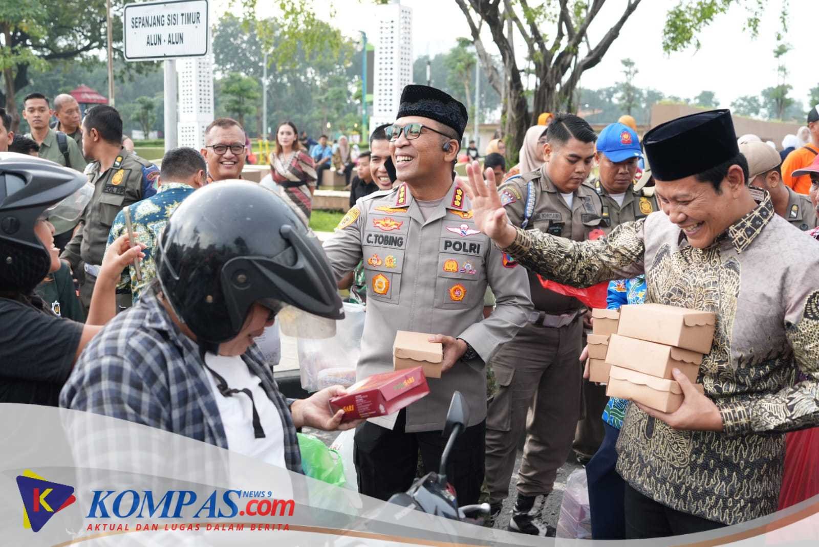 Forkopimda Sidoarjo Bagikan Ratusan Takjil di Alun-Alun Untuk Masyarakat Penguna jalan