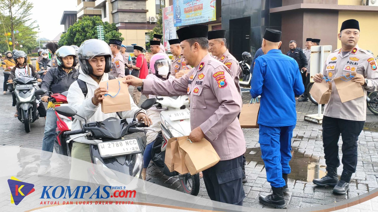 Wakapolresta Sidoarjo dan Pejabat Utama Bagikan Ratusan Takjil di Dalam Mako
