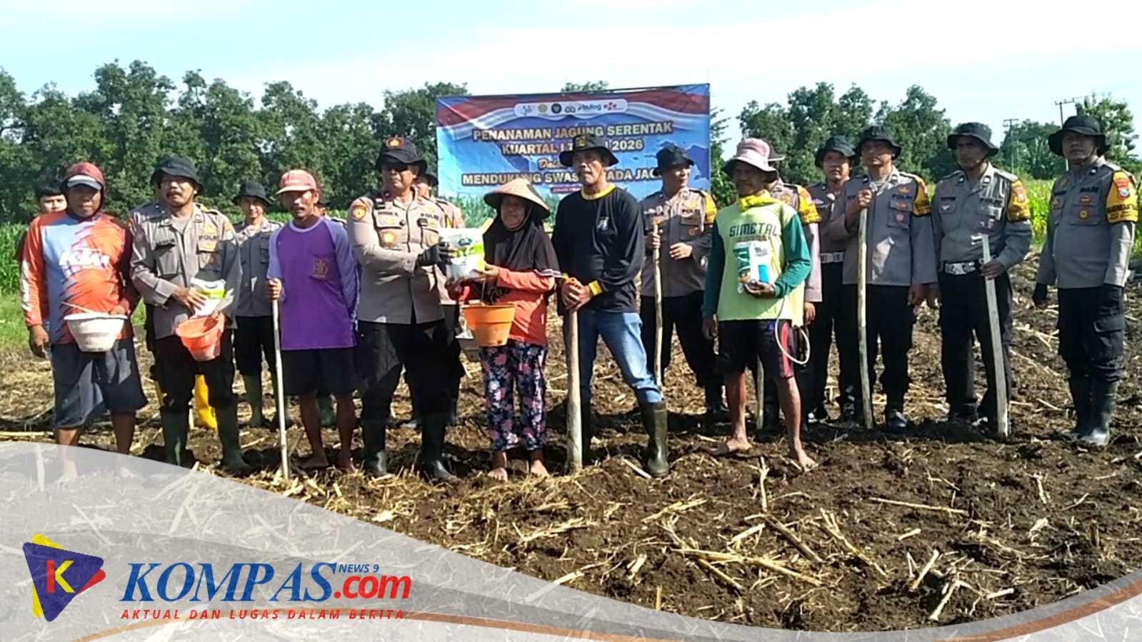 Kapolsek Balongbendo Tanam Jagung Kuwartal Satu Di Desa Singkalan 2026