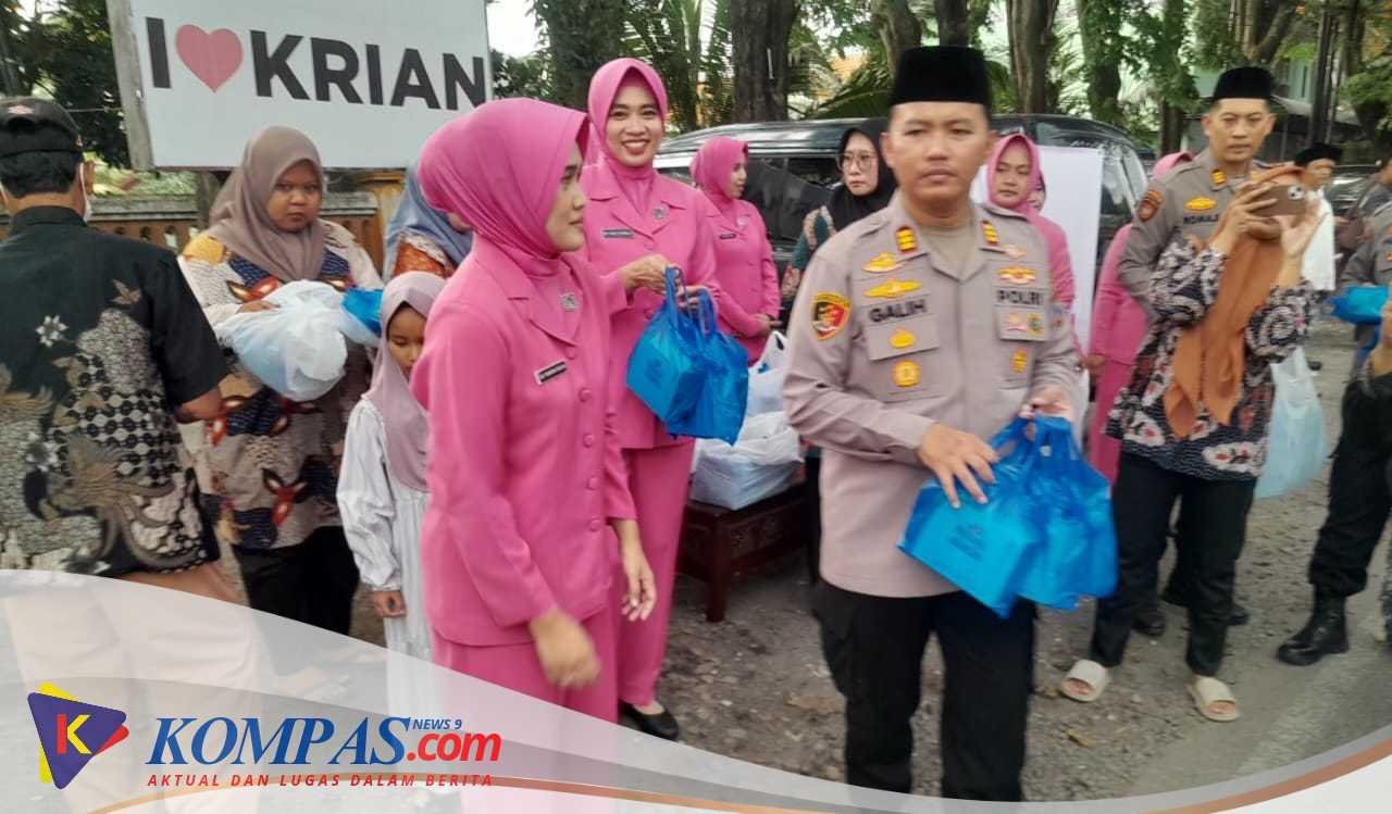 Kapolsek Krian Bersama Bhayangkari Bagikan Takjil kepada Pengguna Jalan Depan Mako