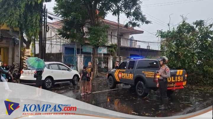 Gerak Cepat Polisi Bersama BPBD dan Warga Evakuasi Pohon Tumbang Di Wilayah Kota Kediri Sore Ini