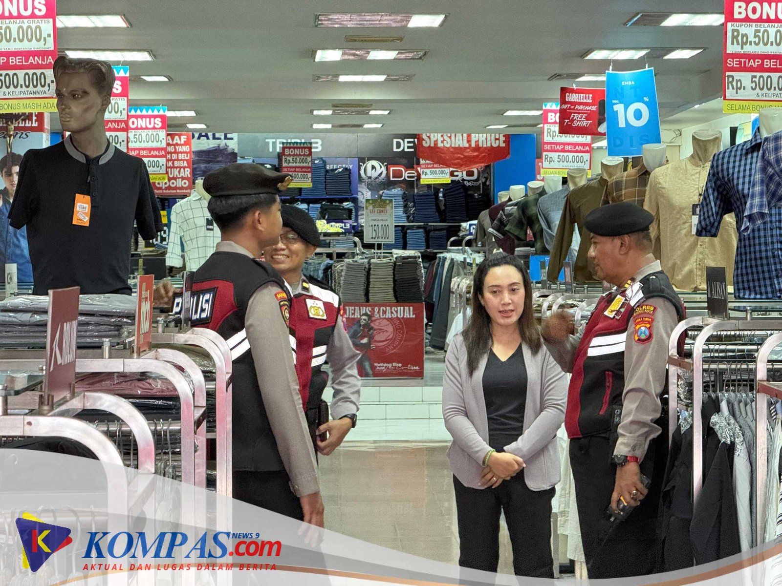 Polisi Hadir Di Tengah Masyarakat, Patroli Jalan Kaki Polres Kediri Kota Ciptakan Rasa Aman