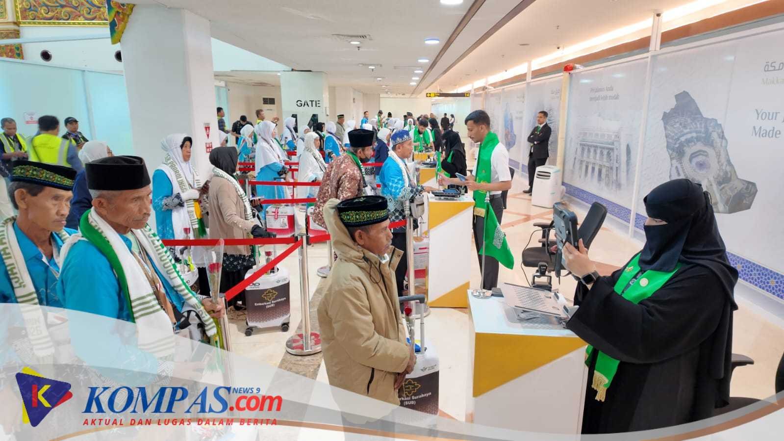 EMBARKASI KLOTER PERTAMA CALON JAMAAH HAJI TERBANG DARI BANDARA JUANDA