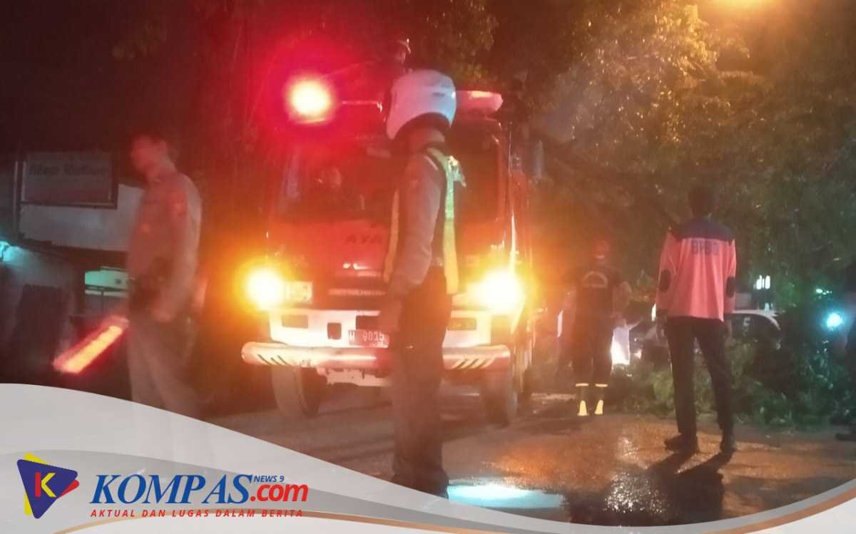 Respon Cepat Layanan Hotline 110, Polsek Waru Evakuasi Pohon Tumbang di Kedungrejo