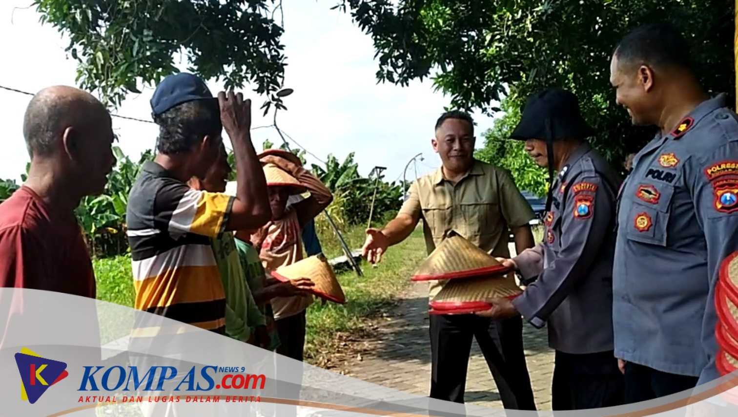 Camat Balongbendo Bersama Kapolsek Salurkan Bantuan 100 Caping Ke Petani Desa Singkalan 