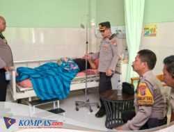 Empati Dan Peduli Kapolsek Balongbendo Menjenguk Anggota yang Sedang Sakit 