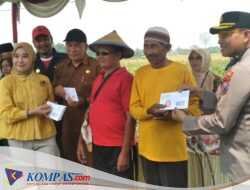 Universitas Anwar Medika Berikan 50 Beasiswa untuk Keluarga Petani Desa Singkalan Sampai Lulus