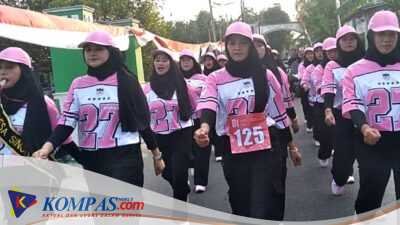 PKK Desa Singkalan Ikut Meriakan Gerak Jalan Tingkat Kecamatan Balongbendo HUT RI ke-81 