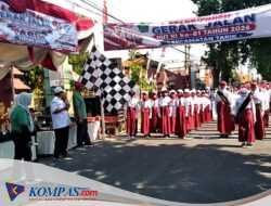 Camat Tarik Dan Ketua FKD Kepala Desa Memberamgkatkan Lomba Gerak Jalan HUT RI ke-81 