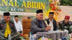 Dalam Rangka Haul Mbah Zaenal Abidin Ke170 Warga Desa Kemansen Kecamatan Balongbendo Penui Jalan