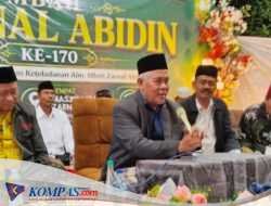 Dalam Rangka Haul Mbah Zaenal Abidin Ke170 Warga Desa Kemansen Kecamatan Balongbendo Penui Jalan