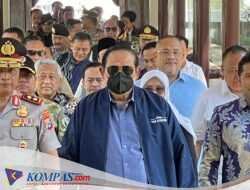 PROF Dr. H. SUSILO BAMBANG YUDHOYONO, M.A. (PRESIDEN RI KE -6) BESERTA ROMBONGAN DI BANDARA INTERNASIONAL JUANDA
