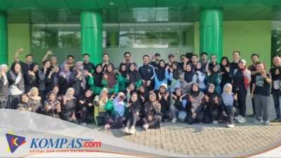 Bersama Karyawan Dan  Pimpinan Dirut PT Holding Senam Sehat Bersama Fatayat Balongbendo