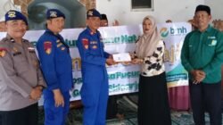 Satpolairud Polresta Sidoarjo Kawal Penyaluran Bansos BMH kepada Da’i dan Guru Ngaji di Desa Pucukan