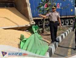Kapolsek Turun Langsung Tangani Dump Truk Terguling di Simpang Tiga Bypasd Balongbendo